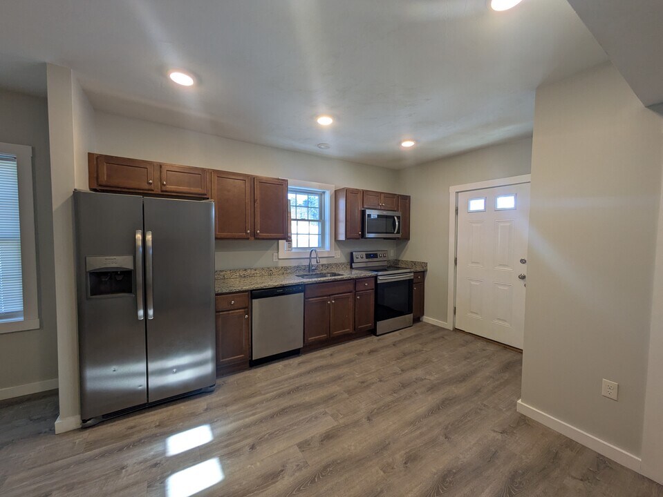 212 Wareham St, Unit 1 in Middleboro, MA - Building Photo