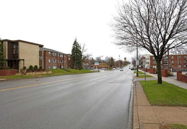580 Snelling Ave S in St. Paul, MN - Foto de edificio - Building Photo