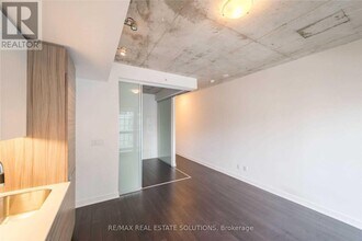 210 Simcoe St in Toronto, ON - Building Photo - Building Photo
