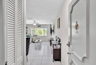 5800 NE 22nd Way, Unit #523 in Fort Lauderdale, FL - Foto de edificio - Building Photo