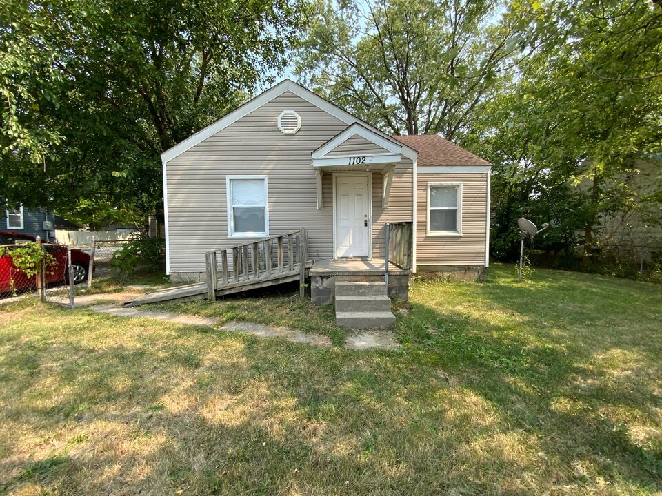 1102 N Garth Ave in Columbia, MO - Building Photo