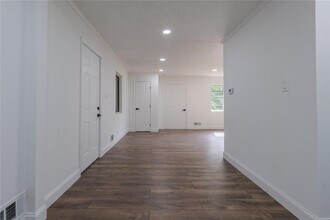 5207 Dixie Lake Rd in Union City, GA - Building Photo - Building Photo