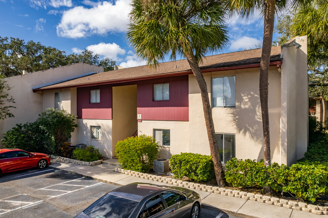 Whisper Lake in Tampa, FL - Building Photo