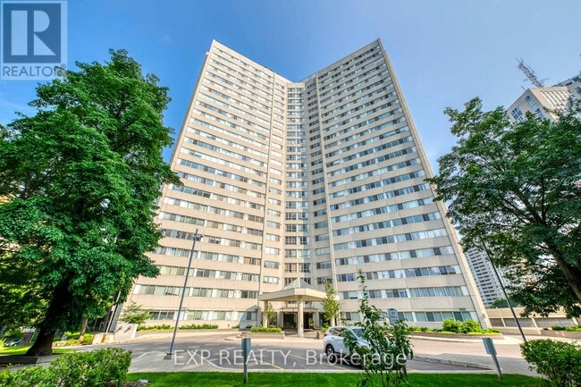 3700 Kaneff Crescent in Mississauga, ON - Building Photo - Building Photo