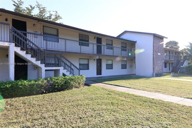 6040 Shaker Wood Cir in Tamarac, FL - Building Photo - Building Photo
