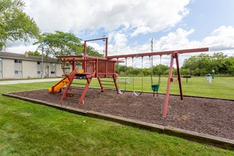 Country Aire Apartments in Hartland, WI - Foto de edificio - Building Photo