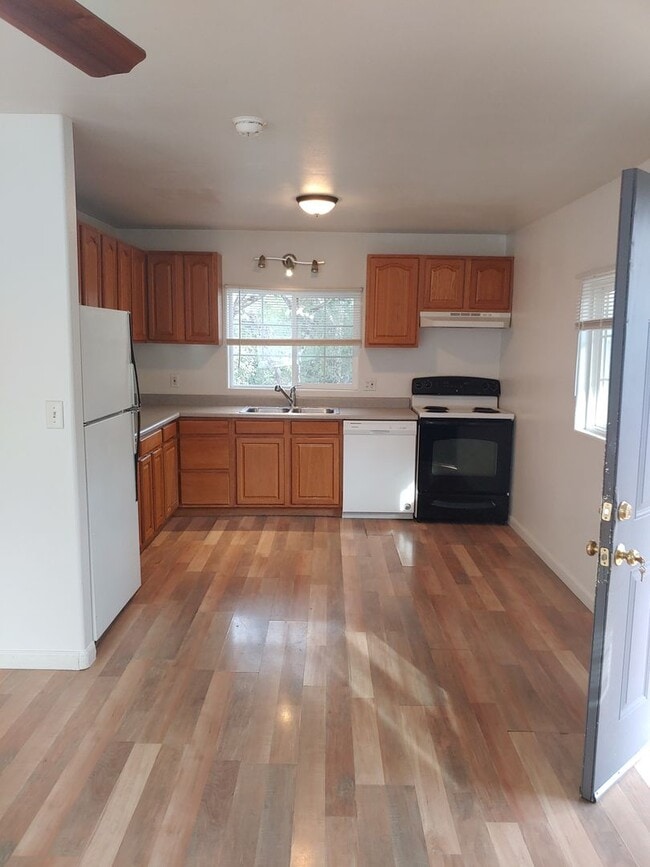 5990 Huron Ave in Clearlake, CA - Building Photo - Building Photo