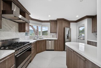 935 Linda Flora Dr in Los Angeles, CA - Building Photo - Building Photo