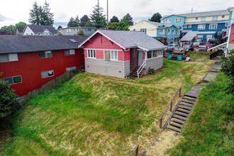 2 Apartments & 2 Sfrs in Everett, WA - Building Photo - Building Photo