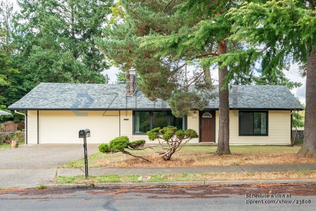 12917 NE Holladay St in Portland, OR - Building Photo