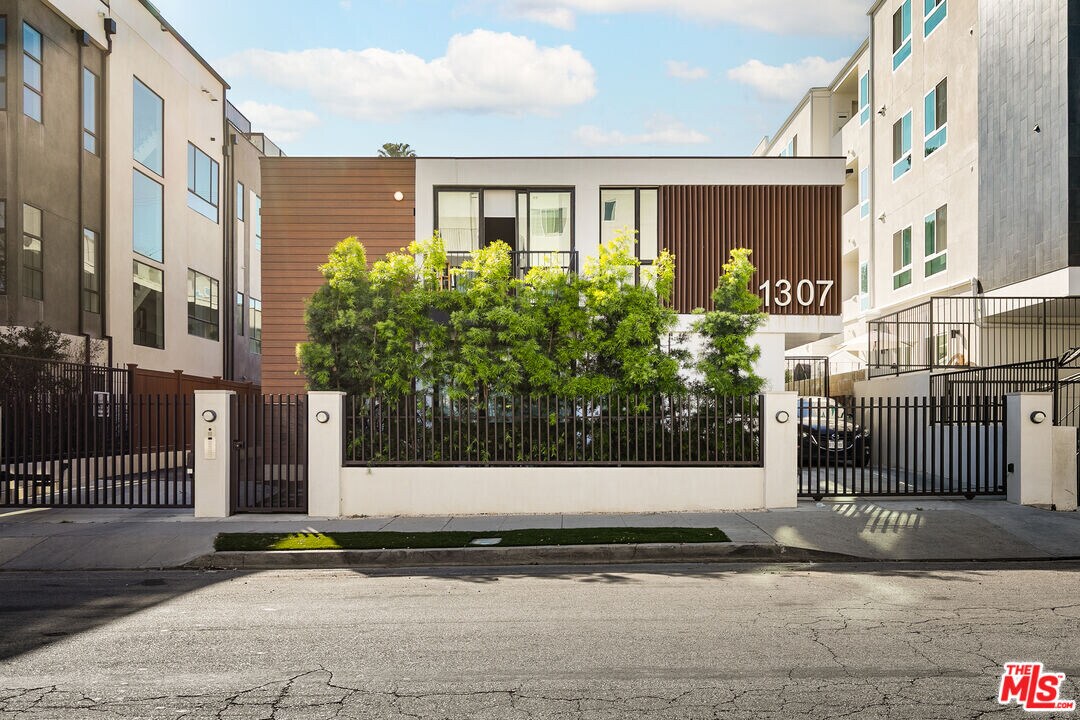 1307 Tamarind Ave in Los Angeles, CA - Building Photo