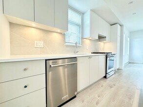 2070-2070 Oak Meadows Dr in Surrey, BC - Building Photo - Building Photo
