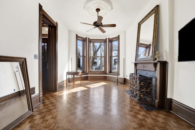 2458 N Burling St in Chicago, IL - Building Photo - Building Photo