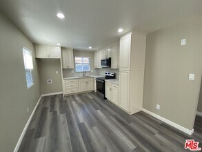 201 E 54th St in Los Angeles, CA - Building Photo - Building Photo