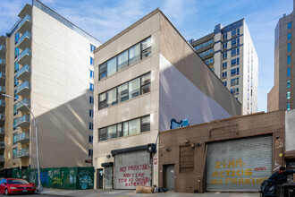 41-41 24th St in Long Island City, NY - Building Photo - Building Photo