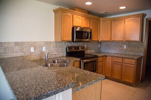 379 Columbia Point Dr in Richland, WA - Building Photo