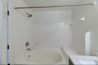 6942 Malachite Pl in Capitol Heights, MD - Foto de edificio - Building Photo