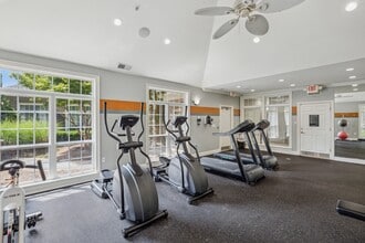 Village on the Green in Atlanta, GA - Building Photo - Building Photo