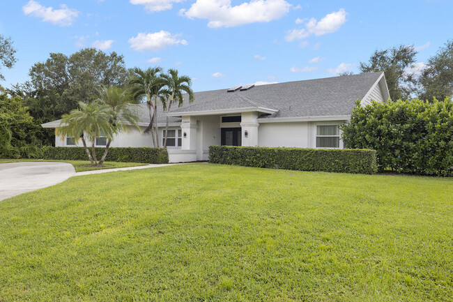 15600 Rolling Meadows Cir in Wellington, FL - Building Photo - Building Photo