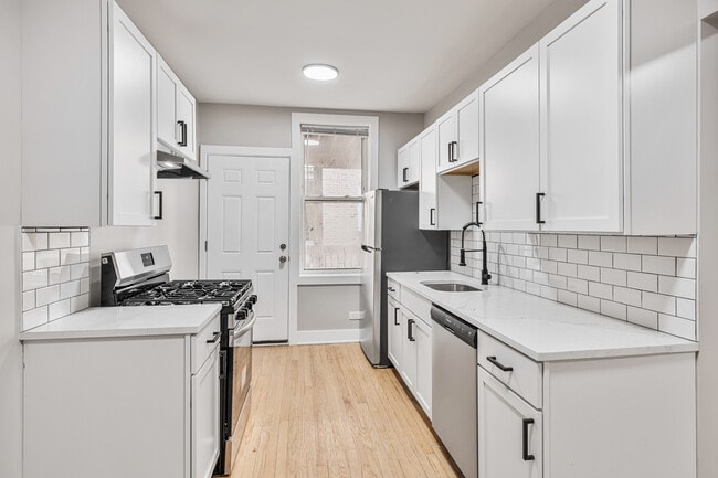 7375 N Damen Ave in Chicago, IL - Building Photo - Building Photo