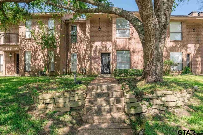 5825 Hollytree Dr