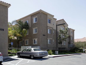 Lake Park Terrace in San Marcos, CA - Building Photo - Building Photo