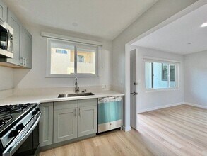 903 S Barrington Ave in Los Angeles, CA - Building Photo - Building Photo