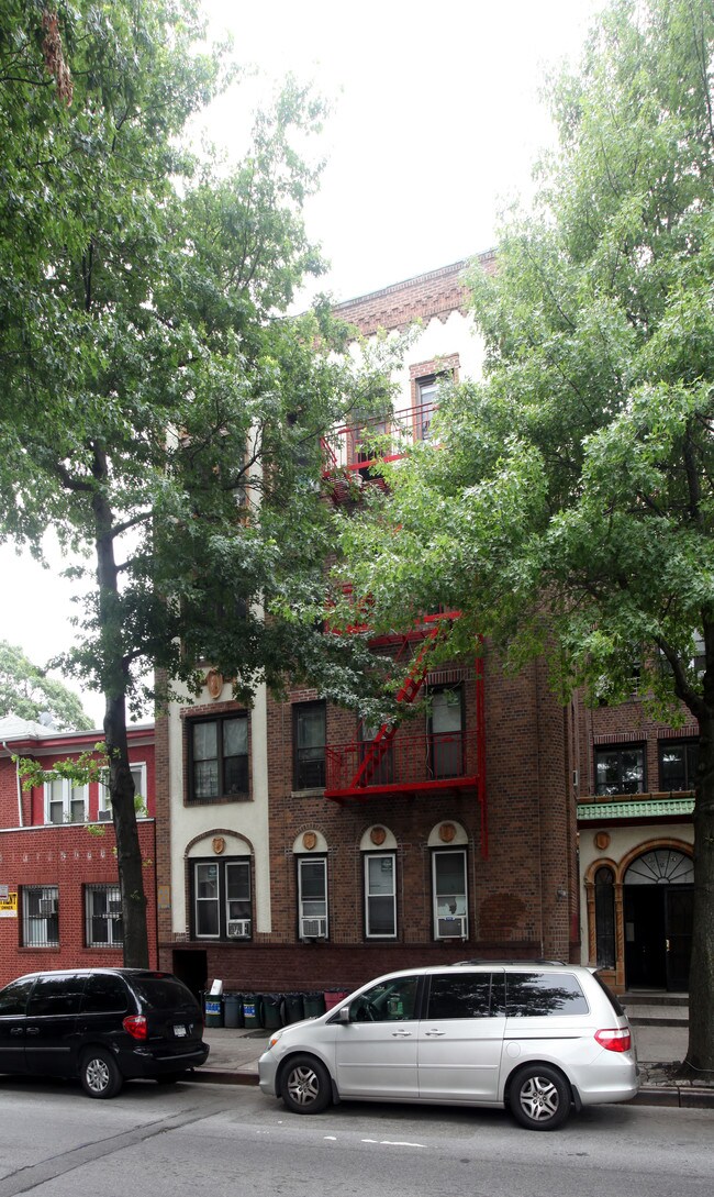 87-74 150th St in Jamaica, NY - Foto de edificio - Building Photo