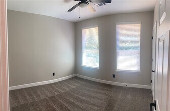 62 Woodland Hills Dr in Conroe, TX - Foto de edificio - Building Photo