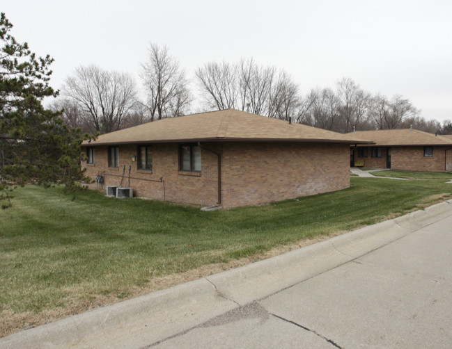 Fencerock Court in Hickman, NE - Foto de edificio - Building Photo