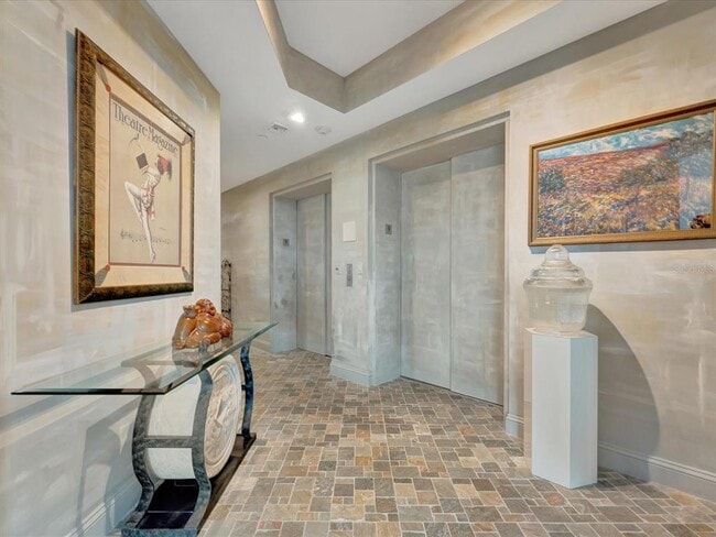 555 5th Ave NE in St. Petersburg, FL - Building Photo - Building Photo