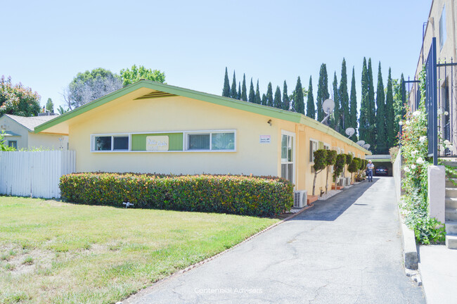 Patio Apartments in Van Nuys, CA - Building Photo - Building Photo