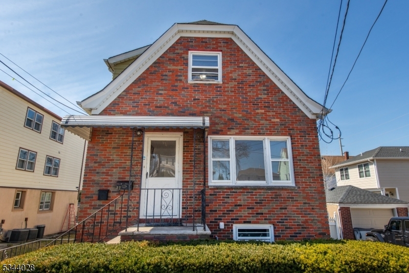 37 Bergen St in Garfield, NJ - Building Photo