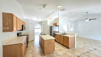 1699 Landfair Ave in Deltona, FL - Foto de edificio - Building Photo