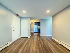 31 Andrew St, Unit 9 in Manchester, NH - Foto de edificio - Building Photo