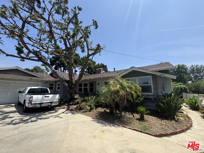 property at 8936 Balboa Blvd