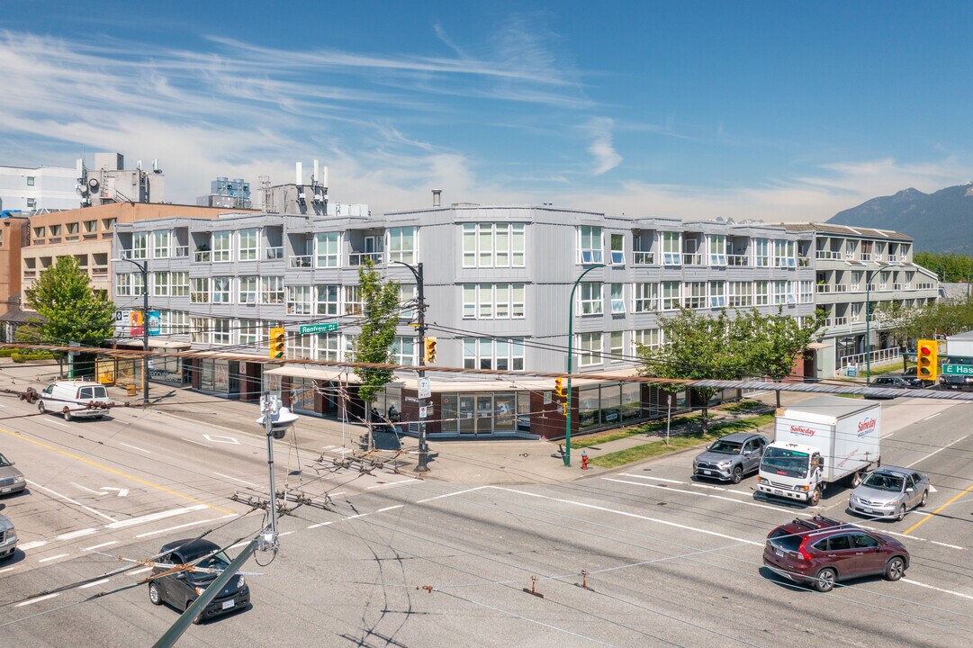 Park Renfrew in Vancouver, BC - Building Photo