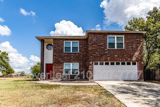 1045 Stone Trail in New Braunfels, TX - Building Photo - Building Photo