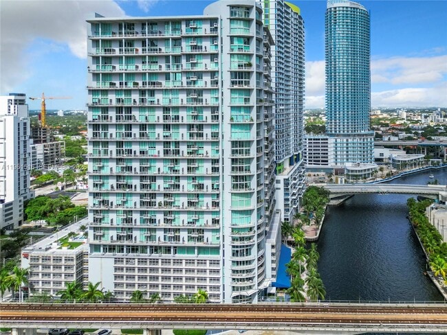 690 SW 1st Ct in Miami, FL - Building Photo - Building Photo