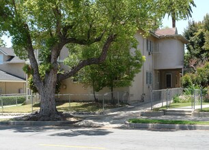 525 N Raymond Ave in Pasadena, CA - Foto de edificio - Building Photo