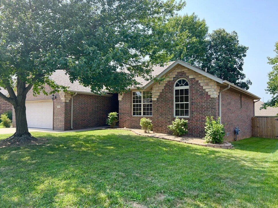885 W Dustin Ln in Nixa, MO - Building Photo