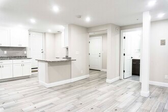 2018 Commonwealth Ave, Unit 1 in Boston, MA - Foto de edificio - Building Photo