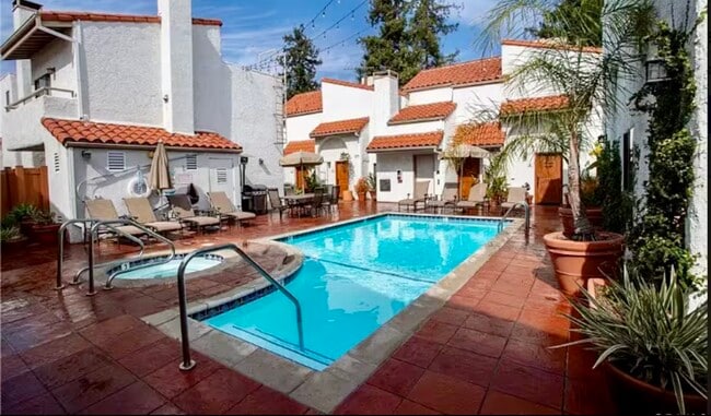 10926 Bluffside Dr, Unit Zen Loft Pool Parking in Studio City, CA - Building Photo - Building Photo