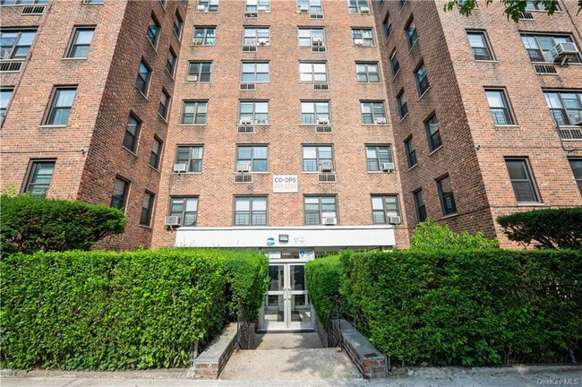 2835 Webb Ave in Bronx, NY - Foto de edificio - Building Photo