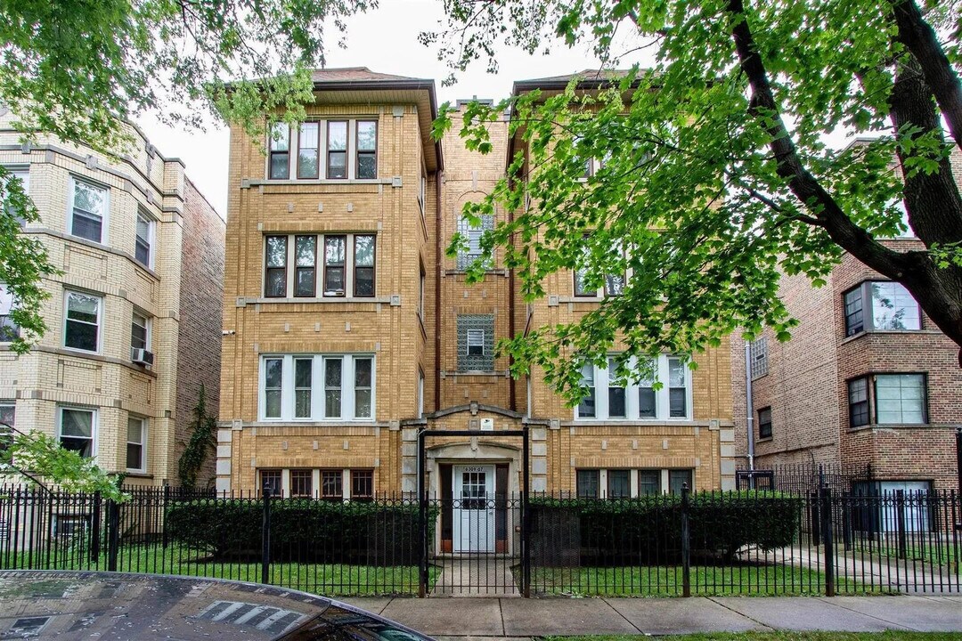 6307 N Mozart St in Chicago, IL - Building Photo