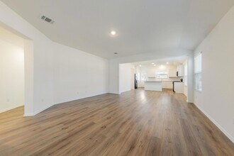 602 Waterway Ave in Hutto, TX - Foto de edificio - Building Photo