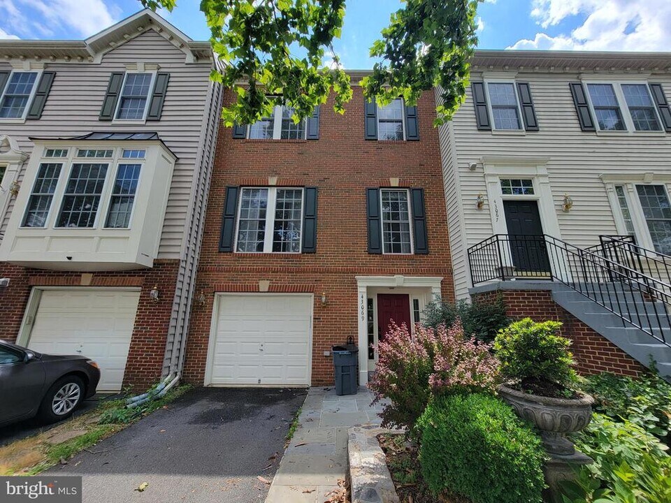 43069 Golf View Dr in Chantilly, VA - Building Photo