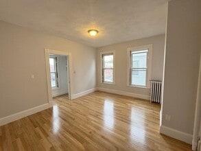 24 Foster St, Unit 1 in Boston, MA - Foto de edificio - Building Photo