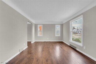 8008 Pelham Dr in Parma, OH - Building Photo - Building Photo