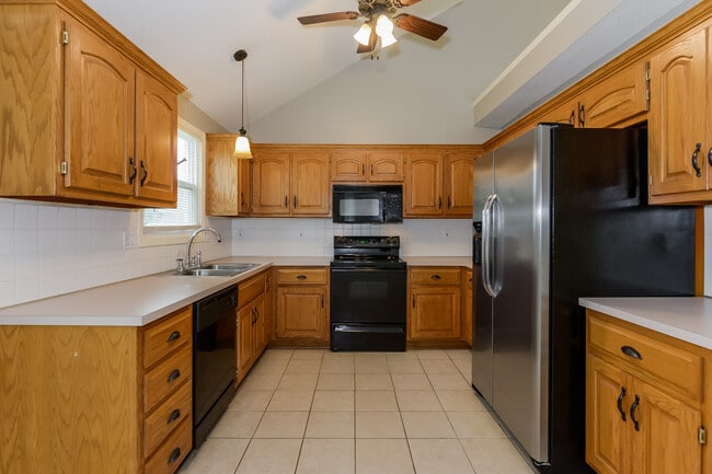 1608 Johnston Dr in Raymore, MO - Foto de edificio - Building Photo